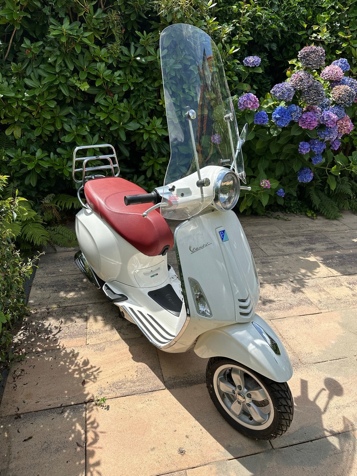 Vespa Primavera wit met rood leren zadel - slechts 1710 km!, Ophalen of Verzenden, Zo goed als nieuw, Overige modellen