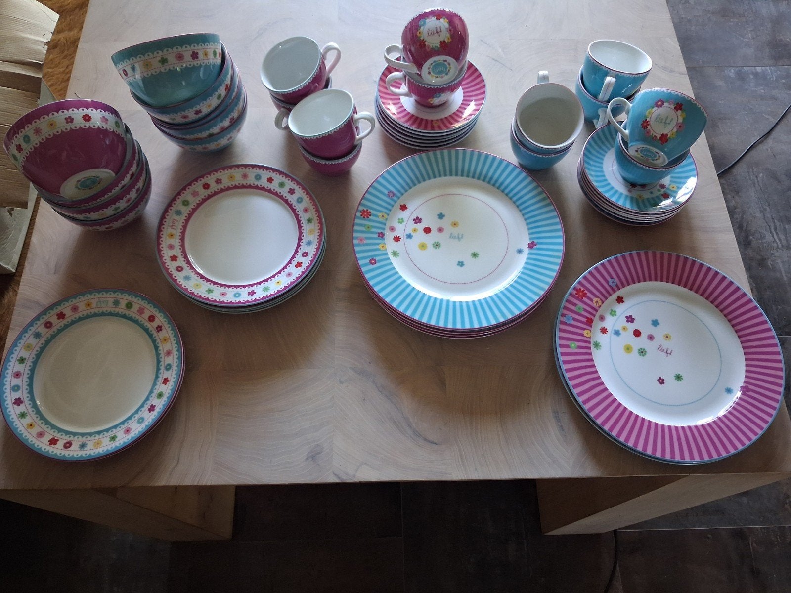 Lief servies: borden, kommen en kopjes  nieuw, Ophalen, Overige merken, Keramiek, Zo goed als nieuw