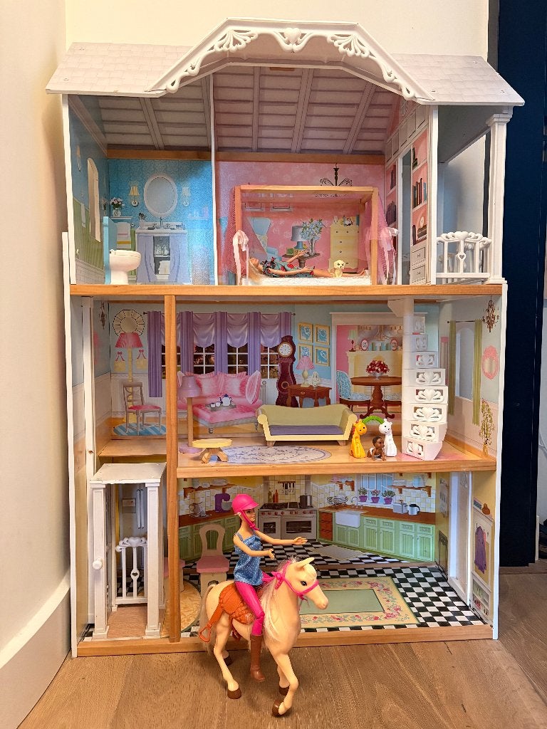 Kidskraft barbiehuis XL met lift, Paard, meubels en barbies, Ophalen, Gebruikt, Poppenhuis
