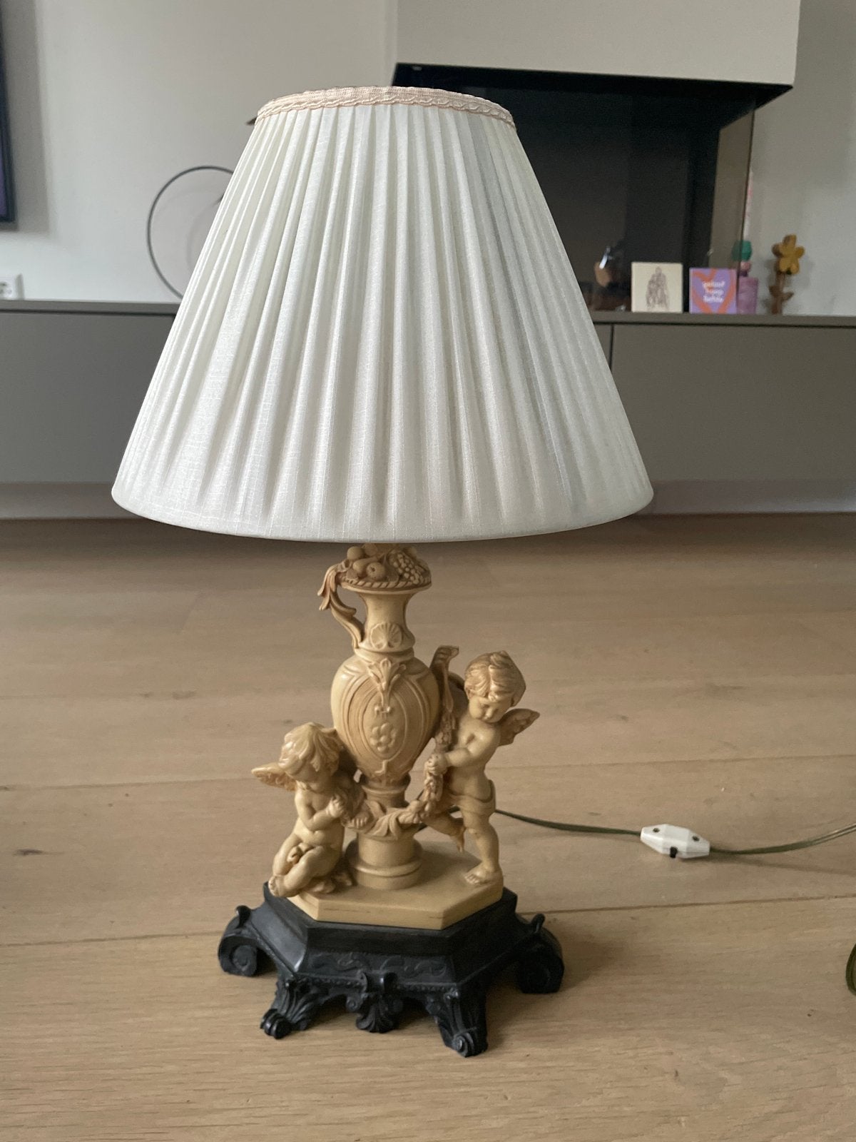 Vintage tafellamp met cherubijnen en plissé kap, Kunststof, Gebruikt, Overige merken, Vintage