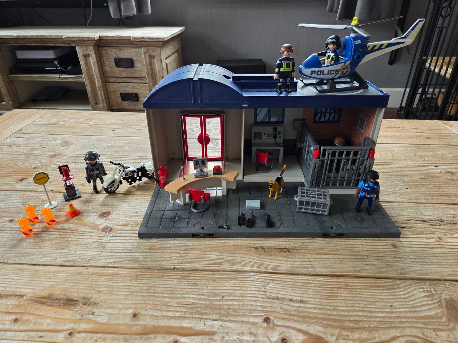 Playmobil Politiebureau met helikopter en accessoires, Ophalen of Verzenden, Gebruikt, Complete set