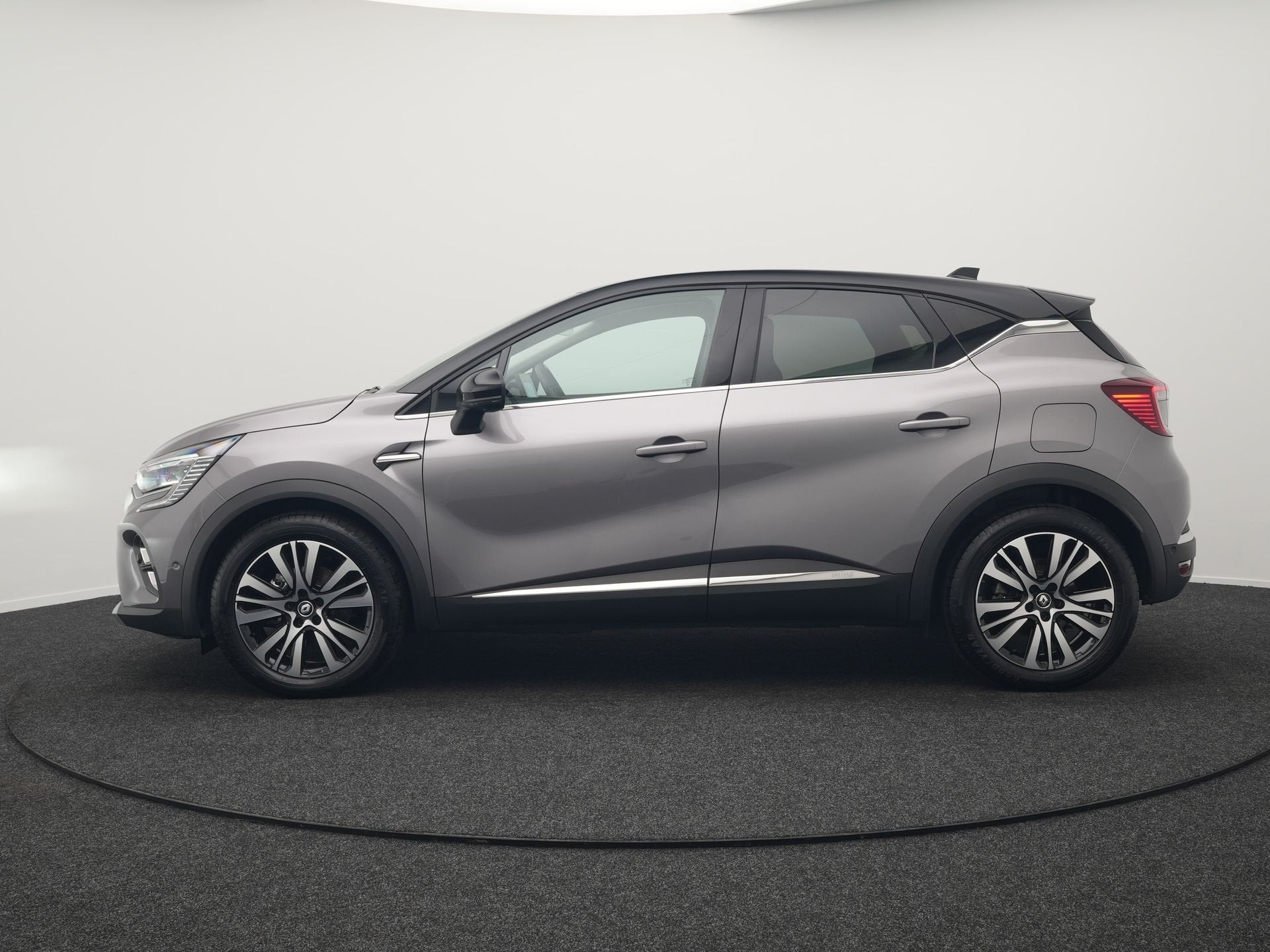 Renault Captur 1.6 E-Tech Initiale Paris PHEV 160pk Dealer O, Dealer onderhouden, 77 km/l, Gebruikt, 4 cilinders