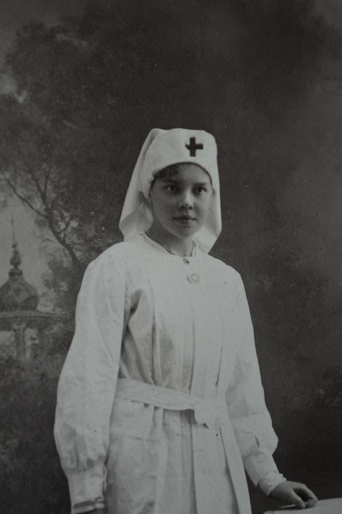 belgie 1910 meisje in vepleegster uniform rode kruis, Ophalen of Verzenden, Voor 1920, Gelopen, Sterren en Beroemdheden