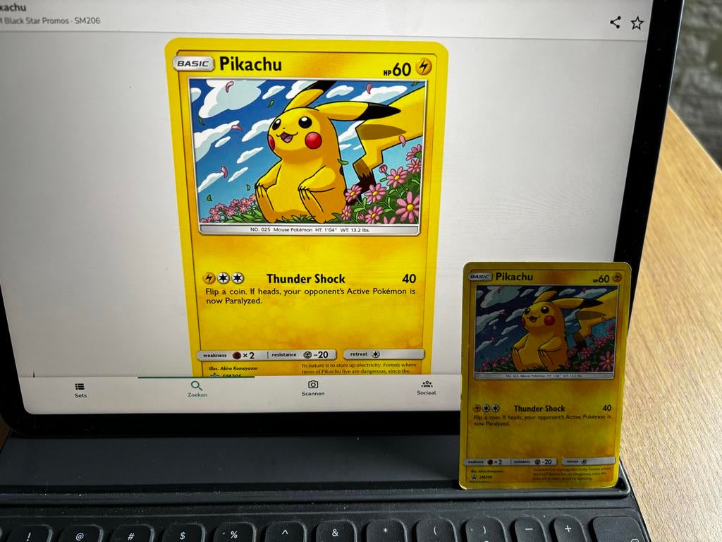 Pikachu SM206 Black Star Promo Pokémon Kaart, Ophalen of Verzenden, Zo goed als nieuw, Losse kaart