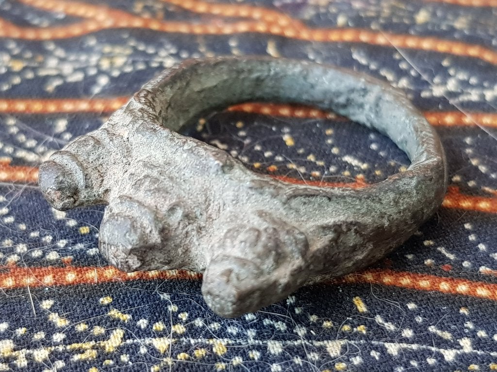 Antieke Oosterse ring van brons met drie stupa"s  3,3 cm., Sieraad, Handgemaakt, Ophalen of Verzenden, Overige herkomsten