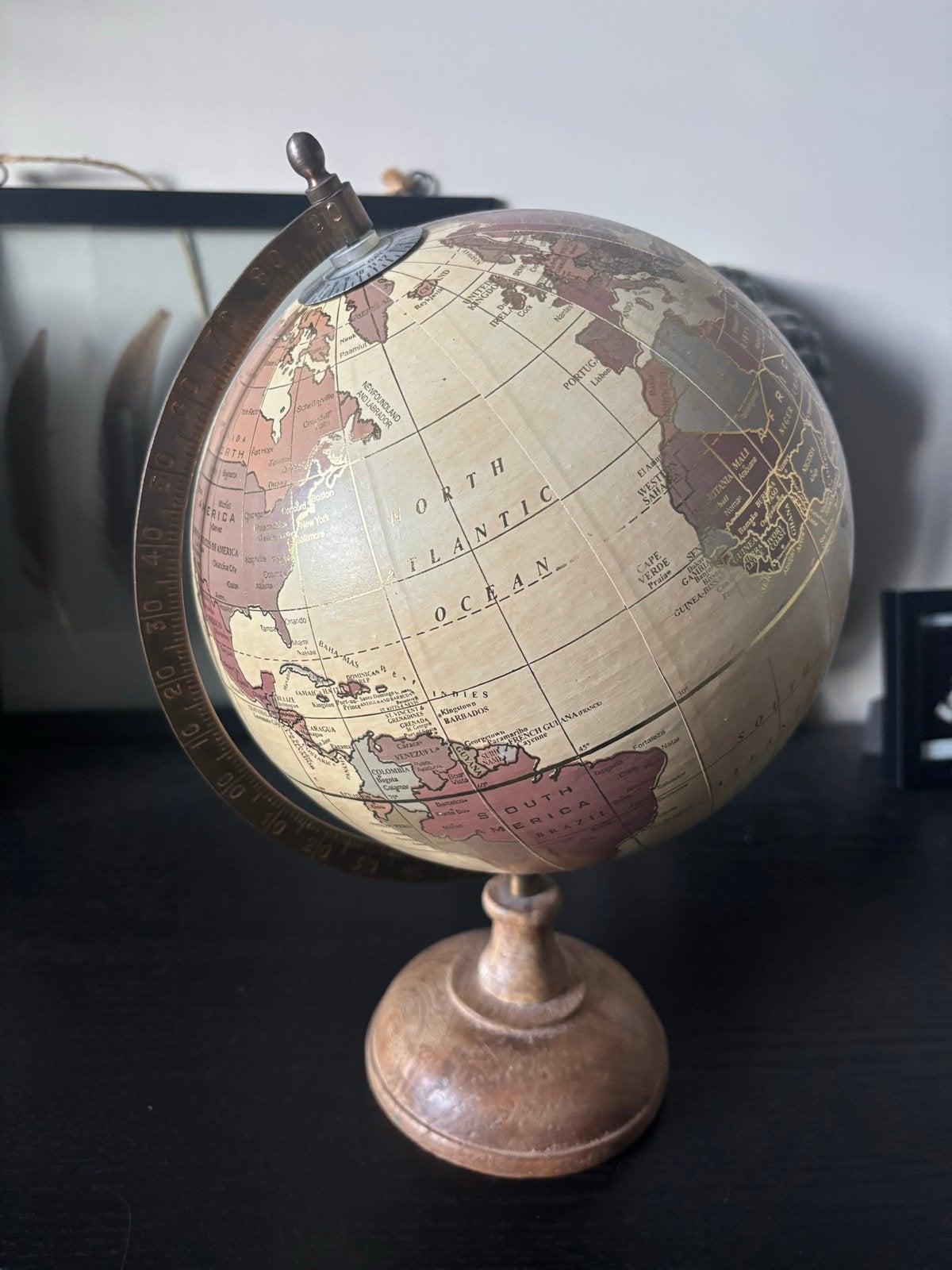 Antieke Wereldbol met Houten Voet - Decoratief, Huis en Inrichting, Woonaccessoires | Wereldbollen, Ophalen, Gebruikt, Draaibaar