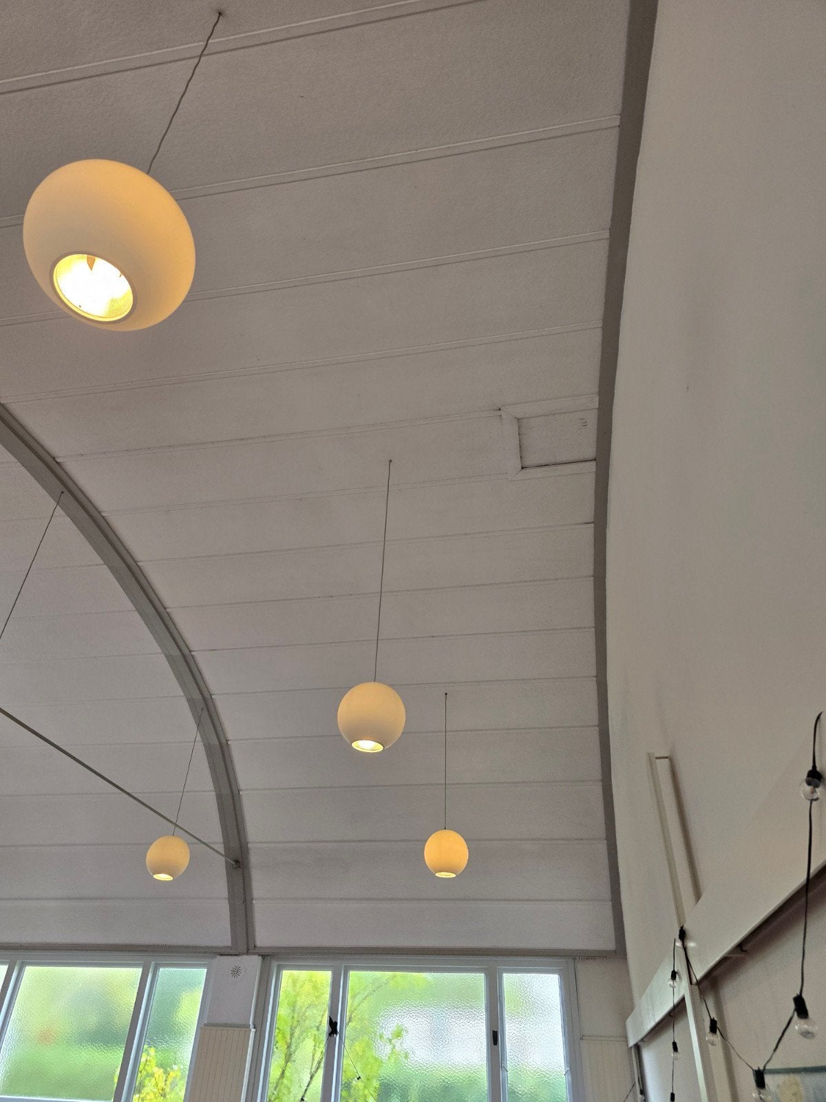 Vintage witte bol hanglampen met spoteffect – Mid-Century Mo, Ophalen of Verzenden, Netvoeding, Minder dan 50 watt