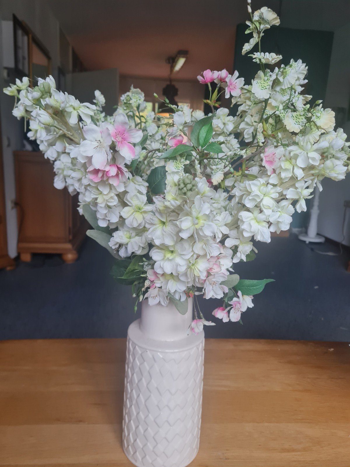 Witte vaas met patroon en kunstbloemen, Huis en Inrichting, Ophalen of Verzenden, Zo goed als nieuw, Inclusief decoratie, Wit