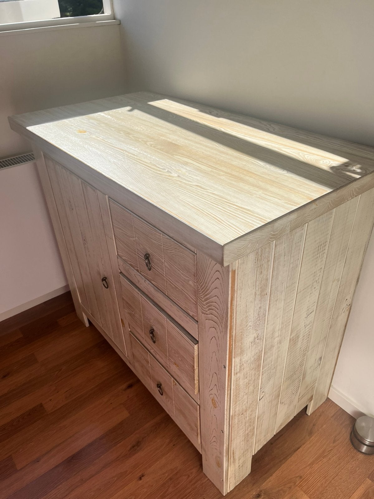 Babykamer van Amigo’s en Amiga’s: commode, ledikant en kast