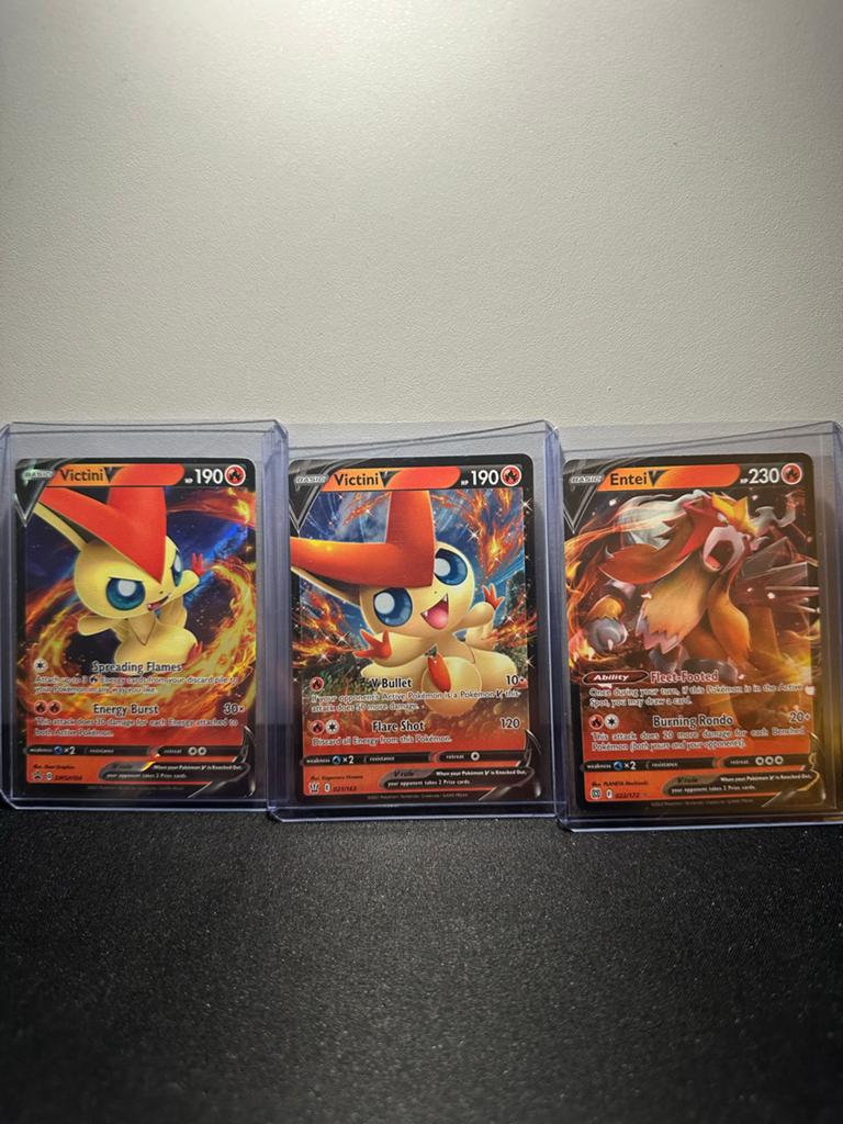 Pokémon kaarten Victini V en Entei V, Ophalen of Verzenden, Zo goed als nieuw, Meerdere kaarten, Foil