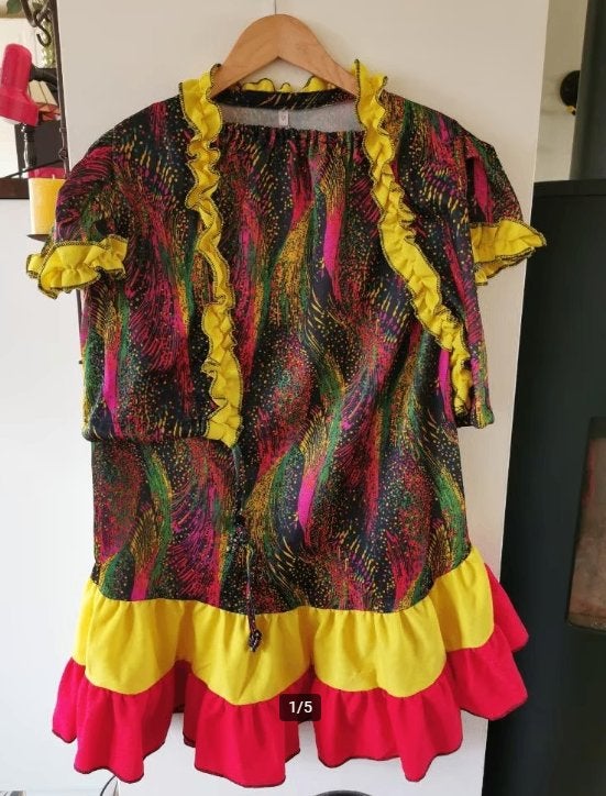 Tweedelige carnavals outfit. Spaanse Danseres. Maat: M., Ophalen of Verzenden, Zo goed als nieuw, Bovenkleding