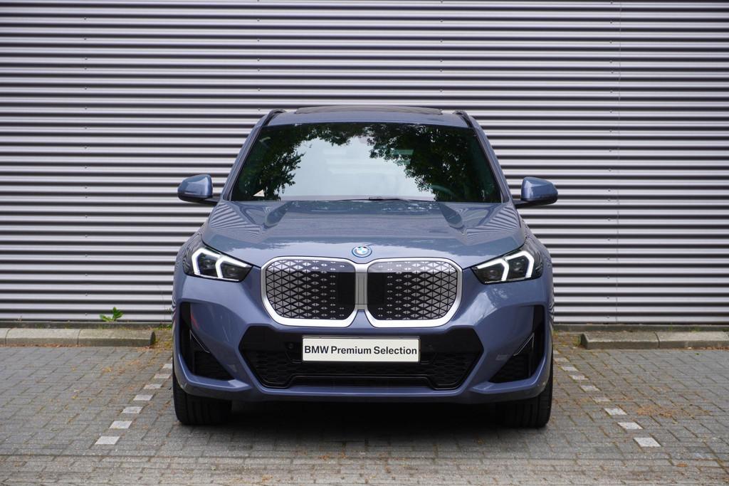 BMW iX1 eDrive20 67 | M Sportpakket | Comfort Pack | 20 inch, Auto's, Met garantie (alle), Stuurwielverwarming, 204 pk, 474 km