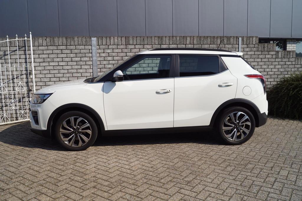 SsangYong Tivoli 1.5 T-GDI 2WD Quartz 163PK Navi Camera Half, Auto's, SsangYong, Voorwielaandrijving, Gebruikt, Leder en Stof