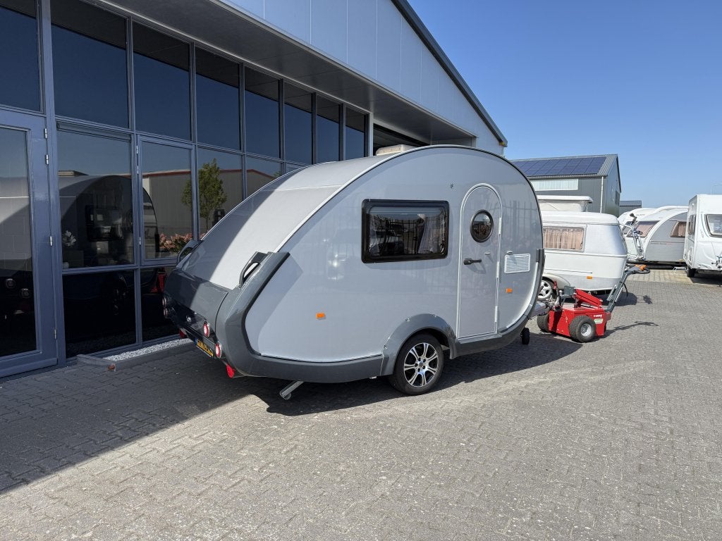 T@B 320 RS Bed/Zit + Luifel + 665KG leeg + Mover 2024, Caravans en Kamperen, Caravans, Schokbreker, Tot en met 2, Bedrijf, Treinzit