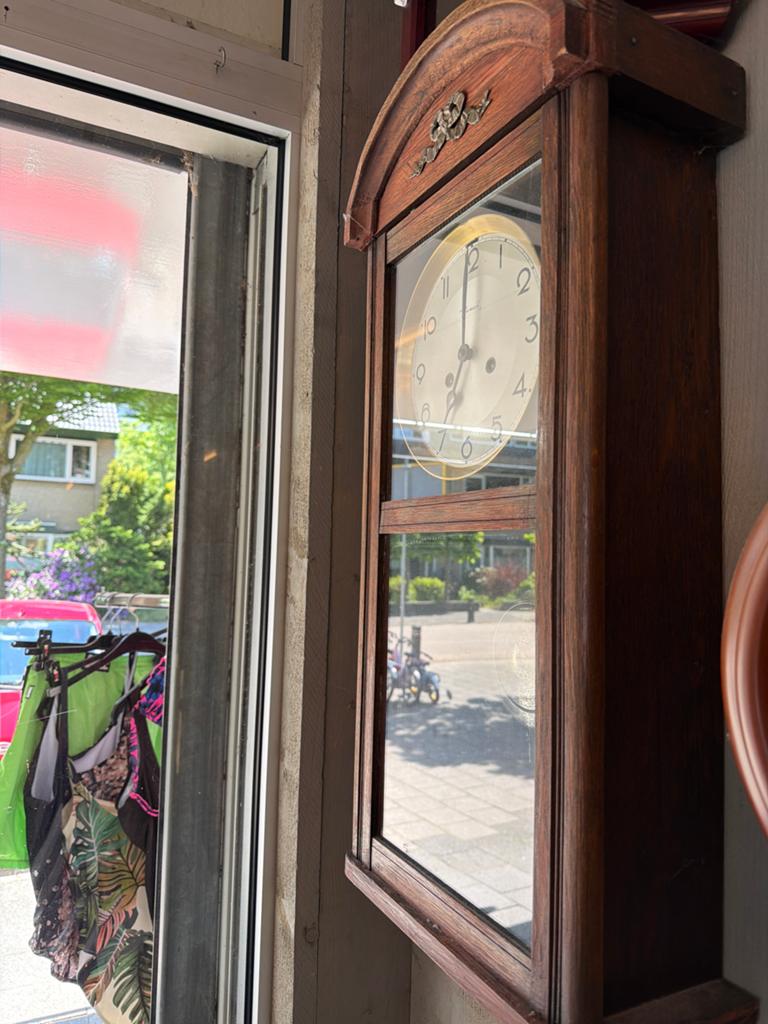 Antieke wandklok met slinger, Ophalen