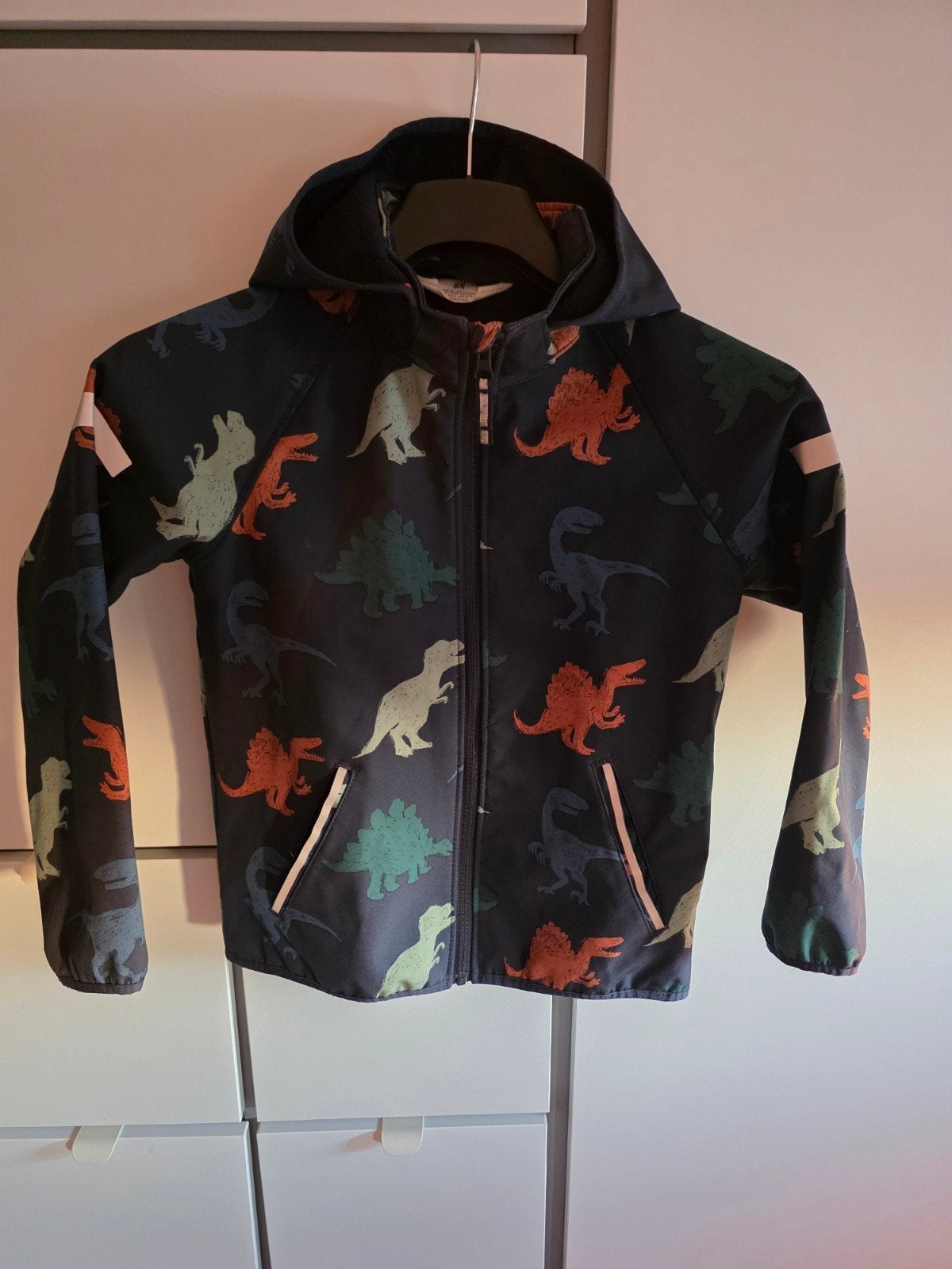 H&M Jongens tussenjas maat 134 met dino's, donkerblauw, Gebruikt, H&M, Ophalen of Verzenden, Jongen