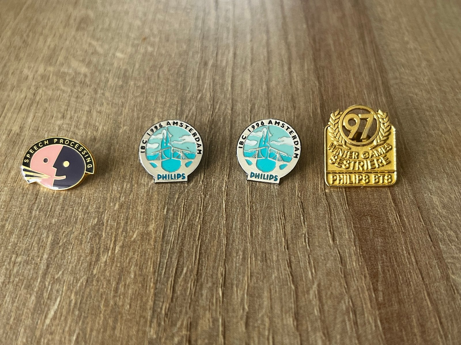 Set van 4 Vintage Philips Speldjes/Pins - Diverse Onderwerpe, Ophalen of Verzenden, Gebruikt, Merk, Speldje of Pin