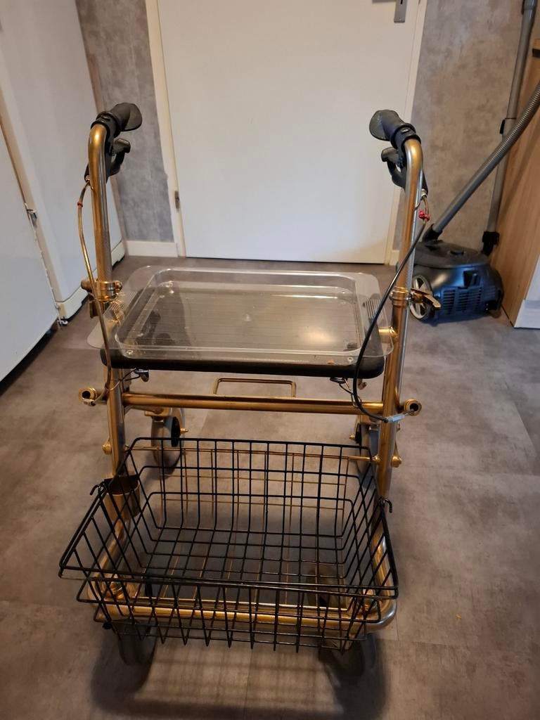 Goudkleurige rollator, Ophalen