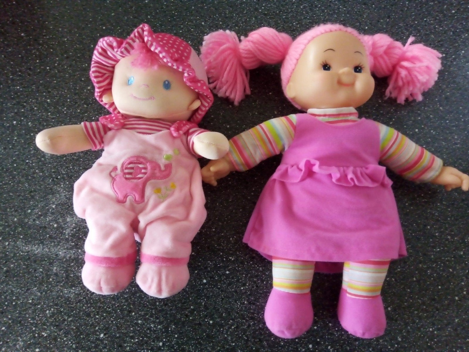 2 stoffen poppen: Simba Toys met vlechten en pop met muts, Ophalen of Verzenden, Zo goed als nieuw, Overige typen