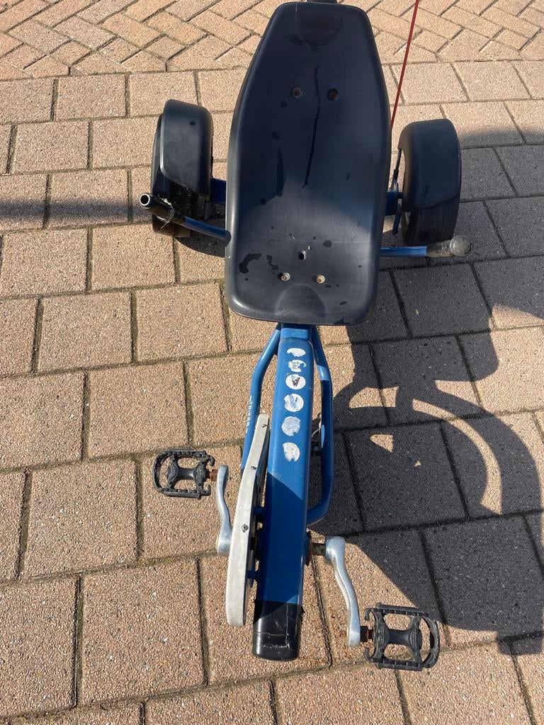 Blauwe triker met vlag, Kinderen en Baby's, Speelgoed | Buiten | Voertuigen en Loopfietsen, Zo goed als nieuw, Trapvoertuig, Ophalen