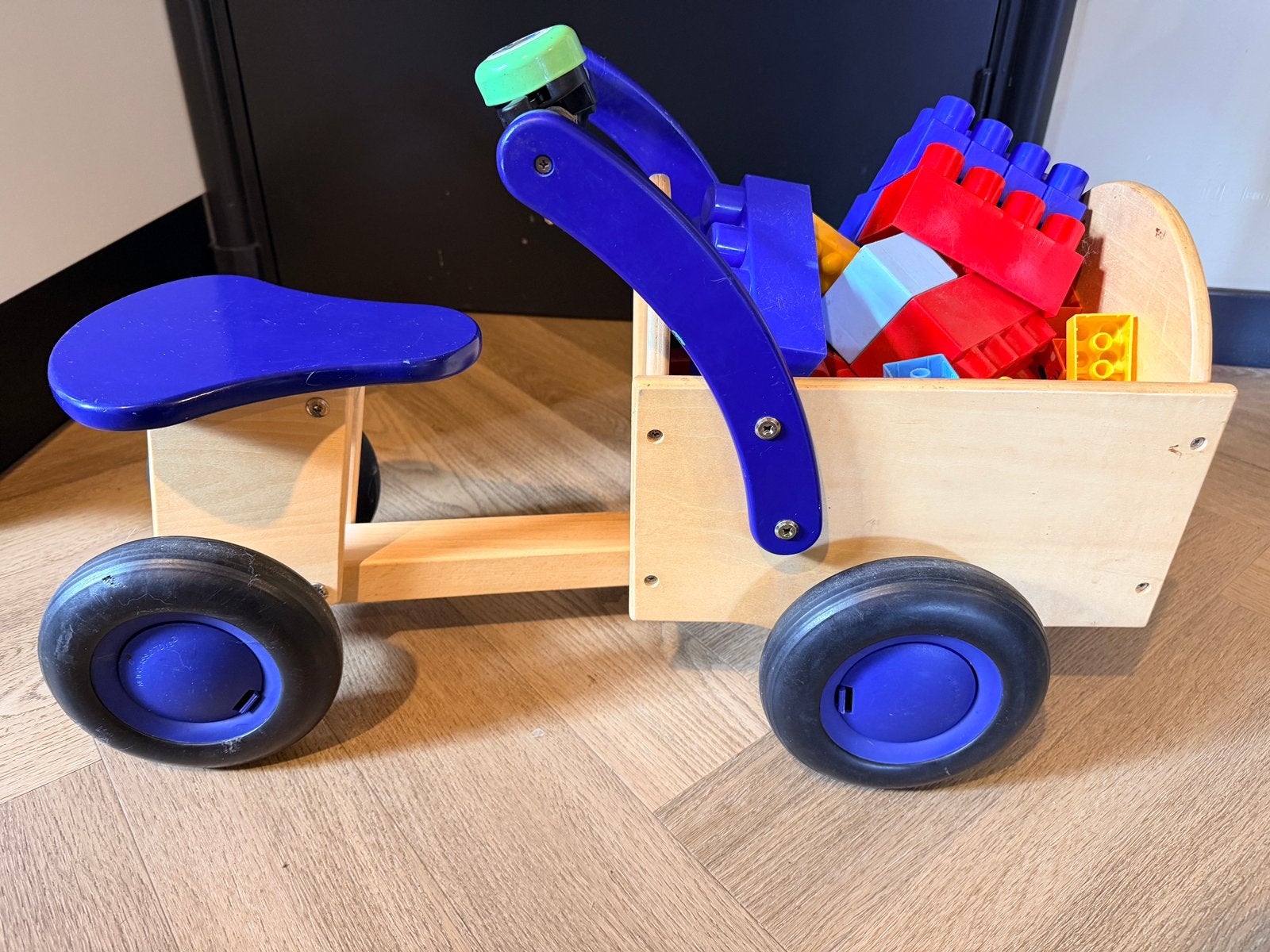 Houten bakfiets incl bouwblokken, Kinderen en Baby's, Ophalen, Zo goed als nieuw, Rij- of Hobbelspeelgoed