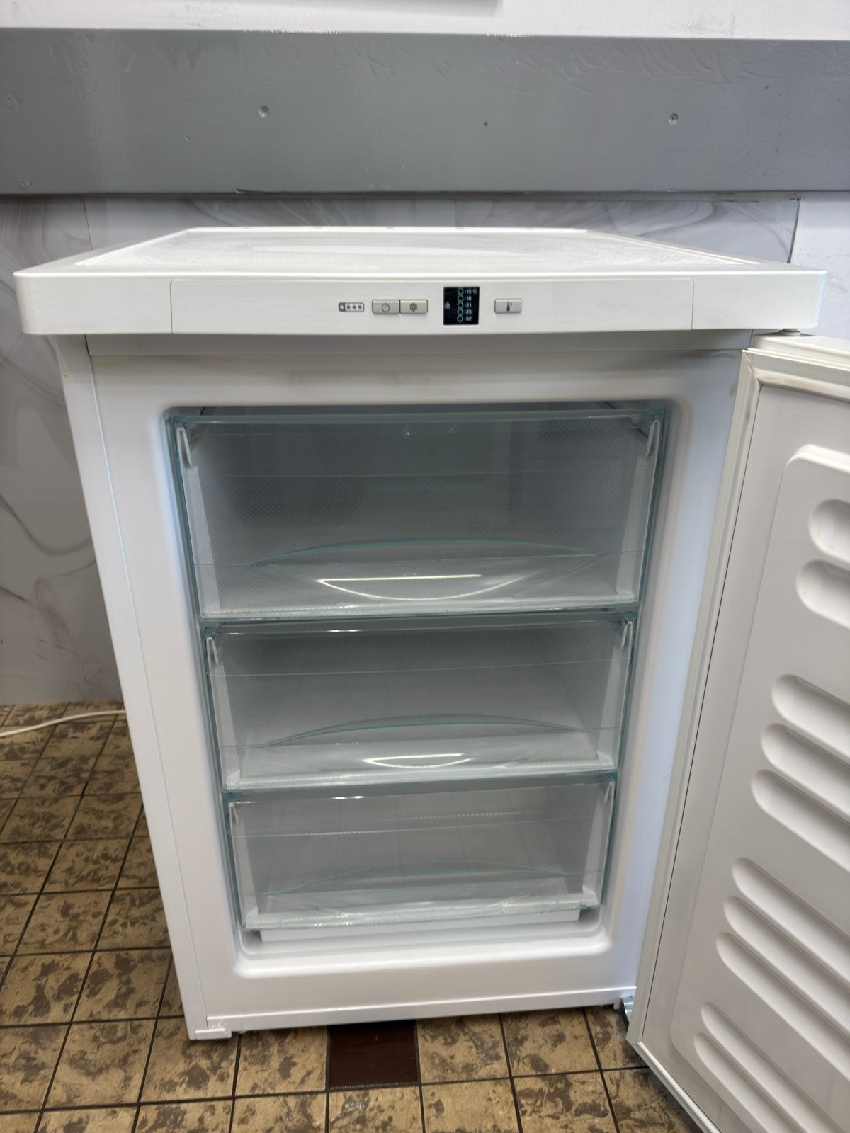 Miele tafelmodel vriezer A+ 3 laden 55,5x85cm, 75 tot 100 liter, Met aparte vriezer, Zo goed als nieuw, Energieklasse A of zuiniger