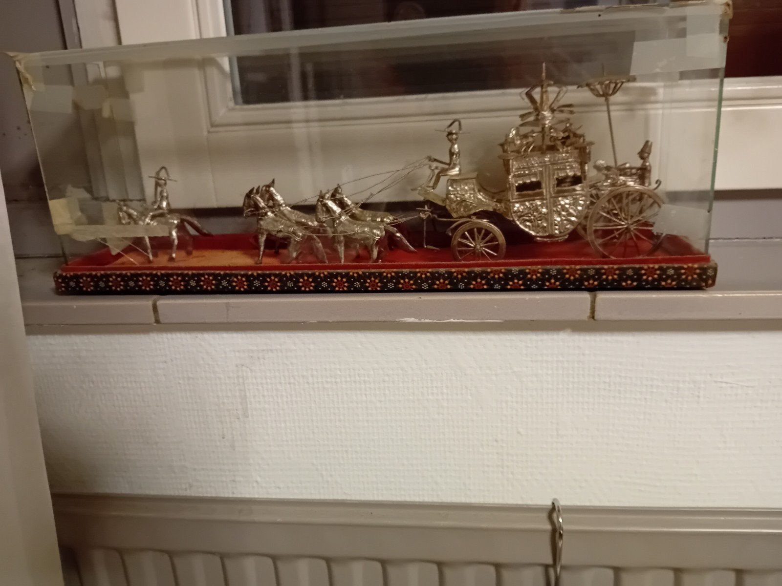 Decoratieve koets met paarden in vitrine, Ophalen, Zilver