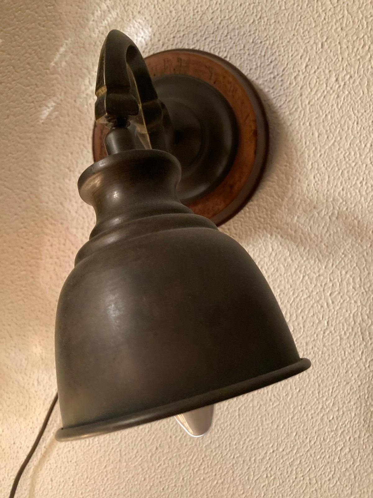 Antieke bronzen wandlamp met houten achterplaat, Ophalen of Verzenden