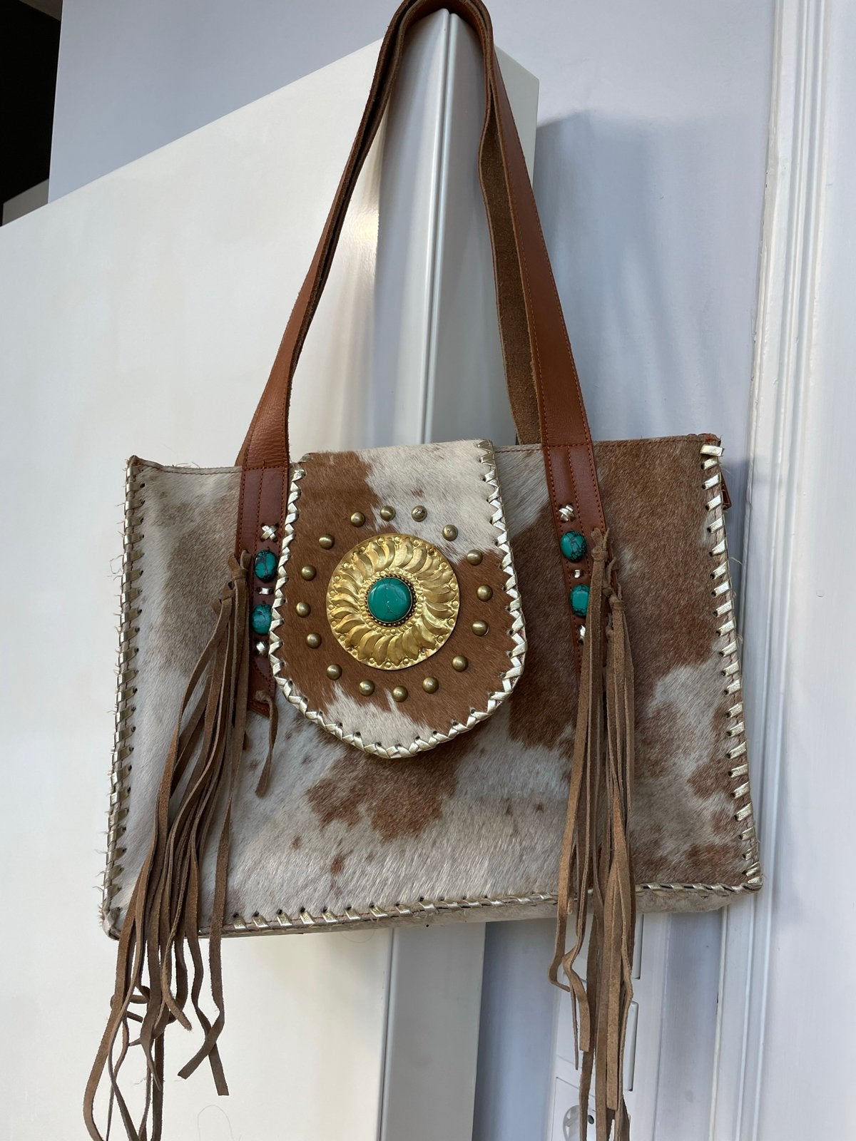 Unieke handtas met koeienhuid en turquoise details, Ophalen of Verzenden, Zo goed als nieuw, Bruin, Handtas