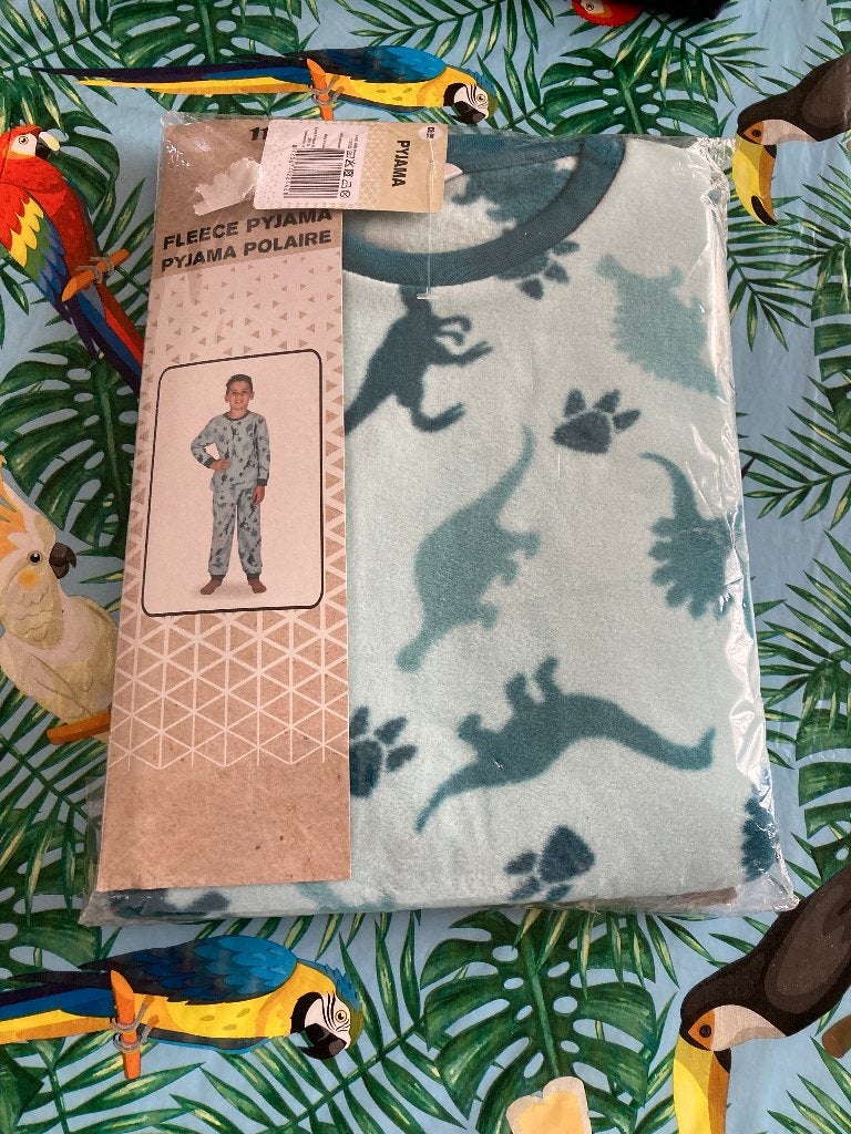 Nieuwe fleece pyjama met dino's - Maat 116 / 122, Ophalen of Verzenden, Nieuw, Jongen, Nacht- of Onderkleding