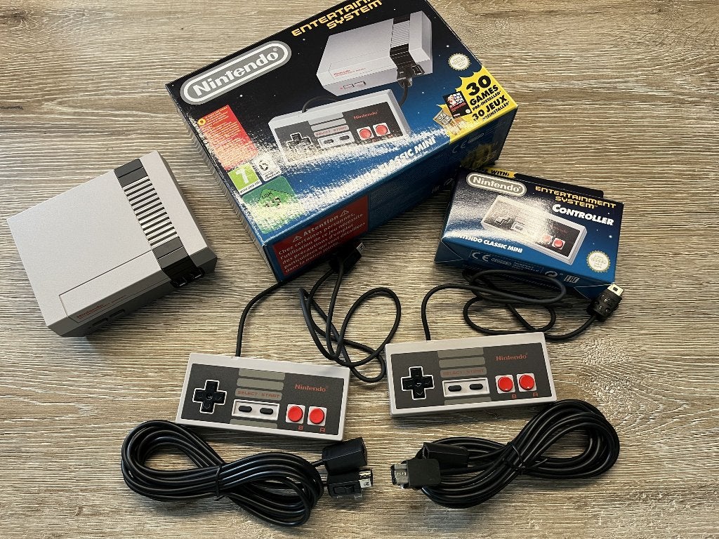 Classic Mini NES Mini met 2 controllers, verlengkabels, Ophalen of Verzenden, Zo goed als nieuw, Met 2 controllers, Met games