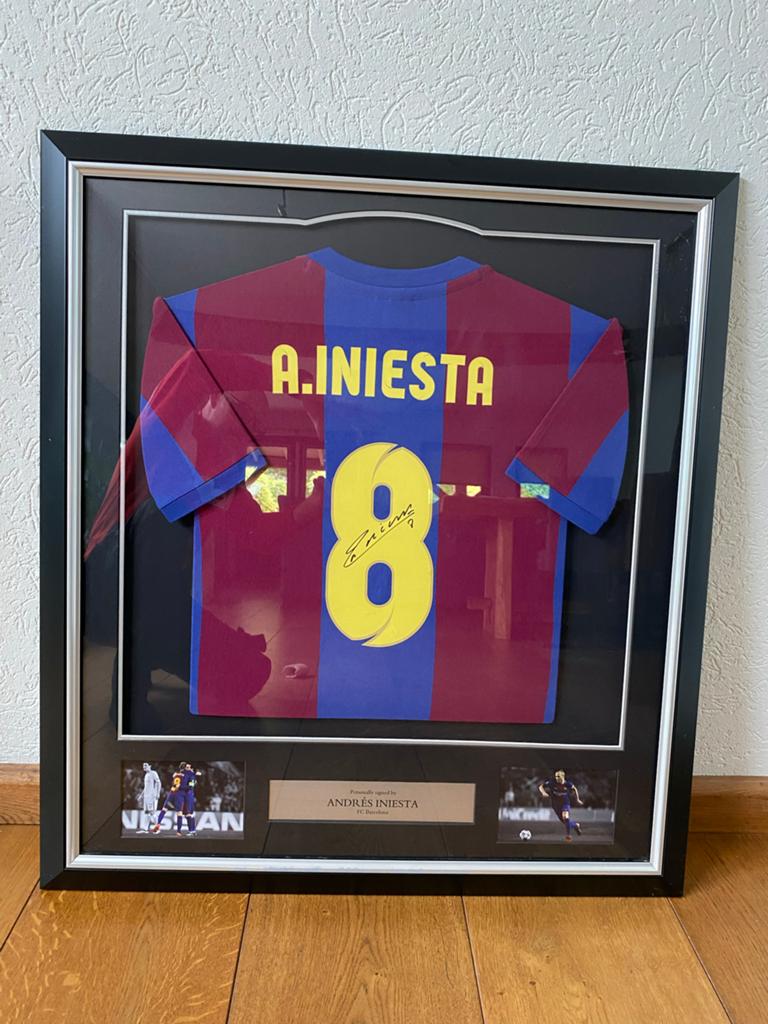 Gesigneerd Andrés Iniesta FC Barcelona shirt ingelijst, Ophalen of Verzenden, Nieuw, Buitenlandse clubs, Shirt