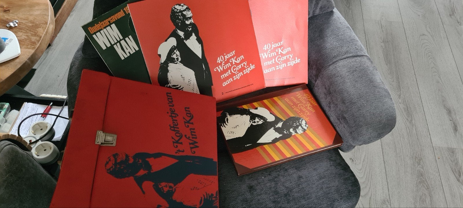 wim kan in koffer met boek en 2plaaten, Cabaret, Wim Kan, Ophalen, Gelezen