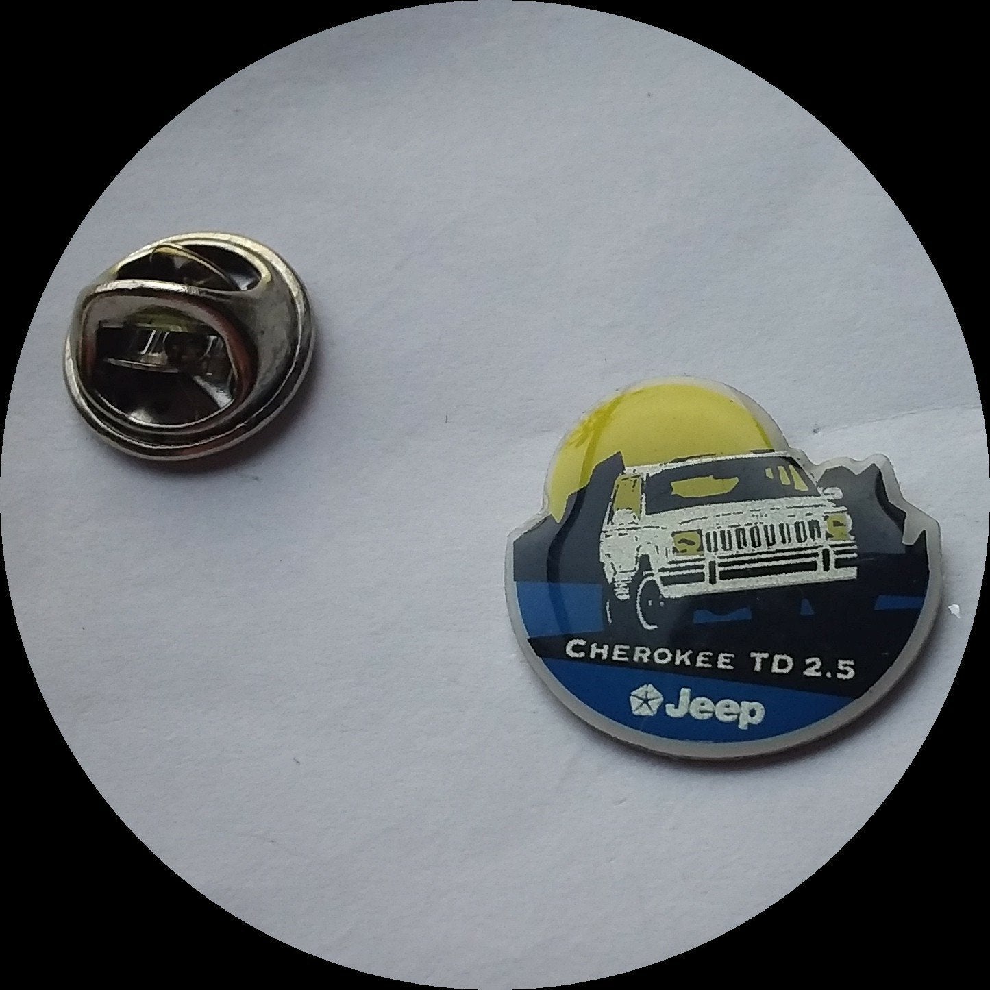CHRYSLER JEEP CHEROKEE  TD  2.5  pin, Ophalen of Verzenden, Zo goed als nieuw, Transport, Speldje of Pin