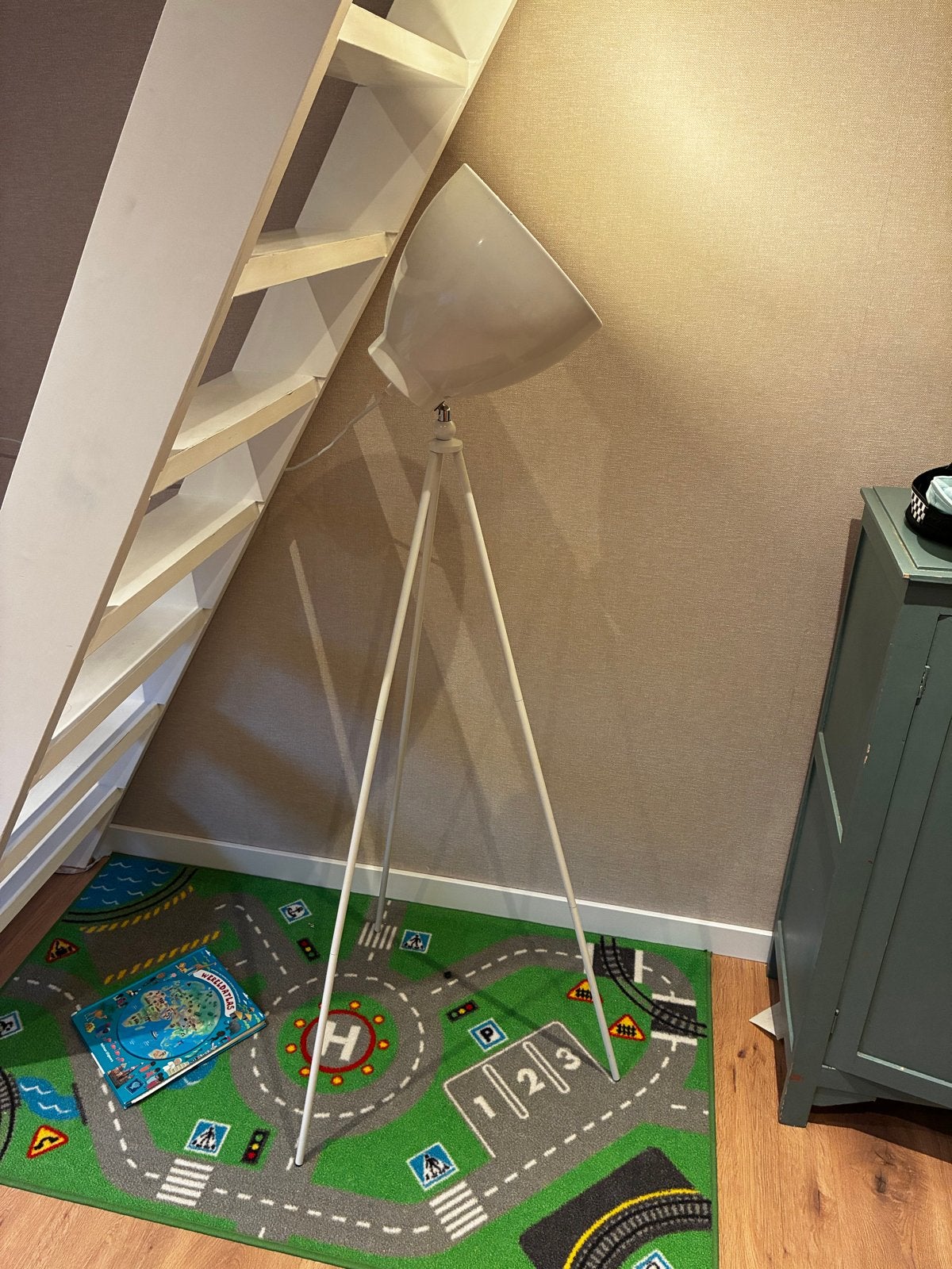 Witte vloerlamp met driepoot onderstel, Ophalen, Gebruikt, E27 (groot), Metaal