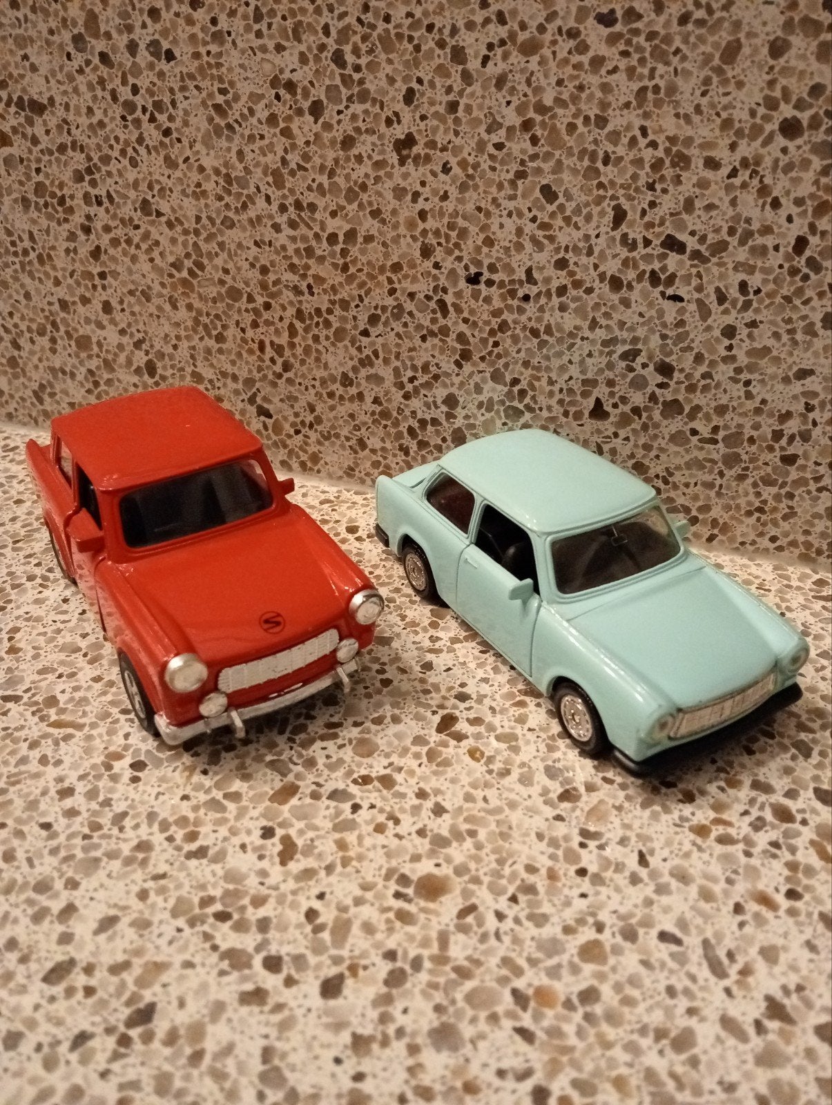 Set van 2 Trabant modelauto's: rood en lichtblauw, Ophalen of Verzenden, Zo goed als nieuw