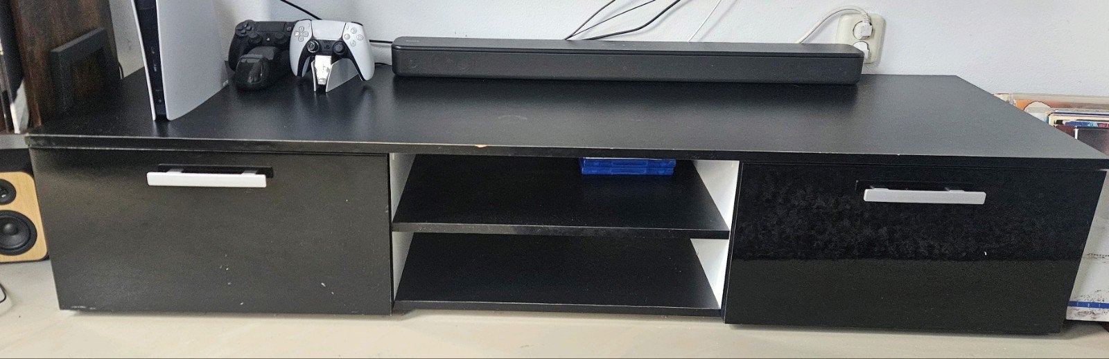 Zwart tv-meubel met hoogglans deurtjes en open vak, Huis en Inrichting, Kasten | Televisiemeubels, Ophalen, Gebruikt, 25 tot 50 cm