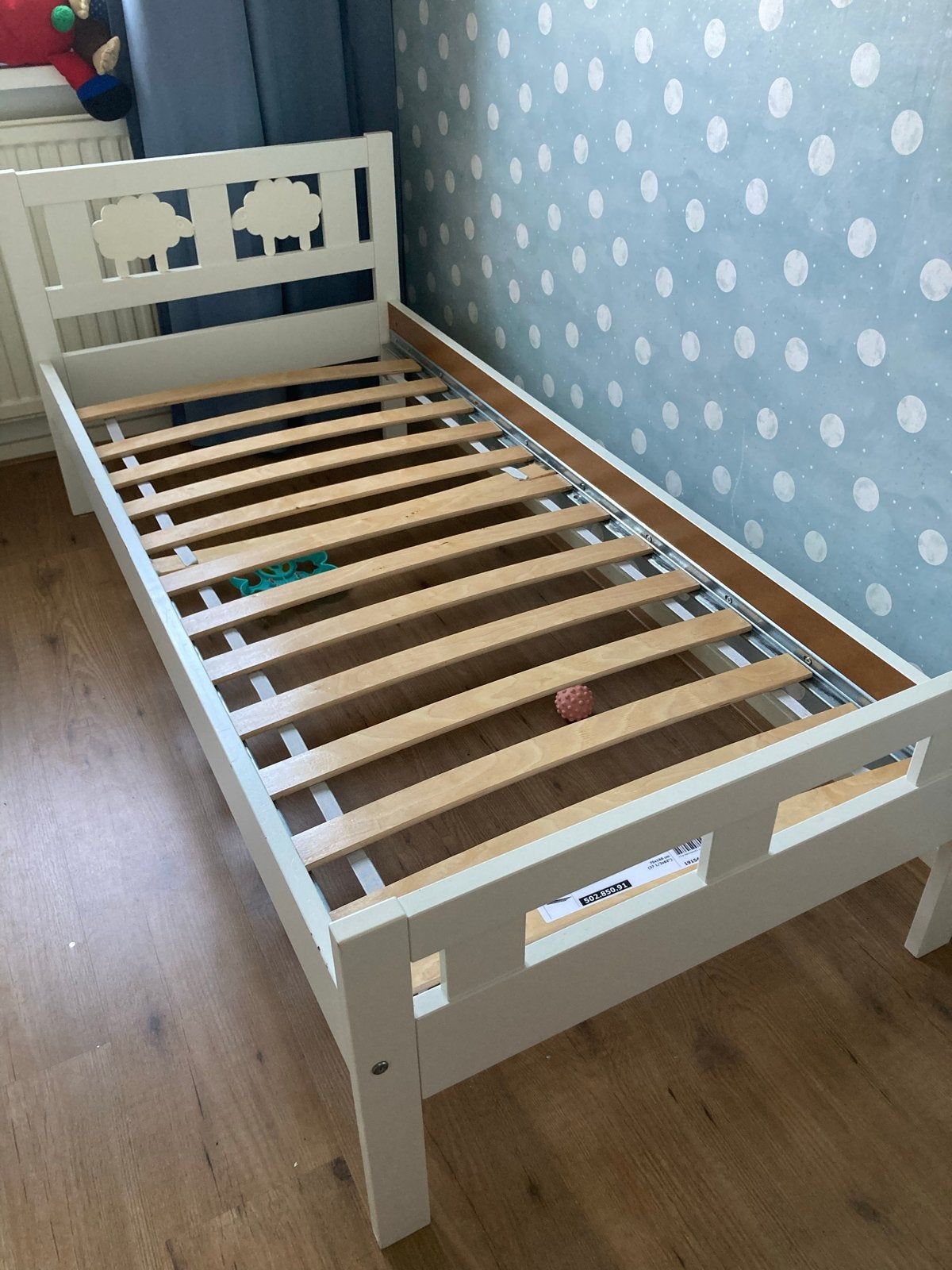 Wit Peuterbed met Schaapjes en Uitvalbeveiliging, Ophalen, Gebruikt, Wit, 190 cm of minder