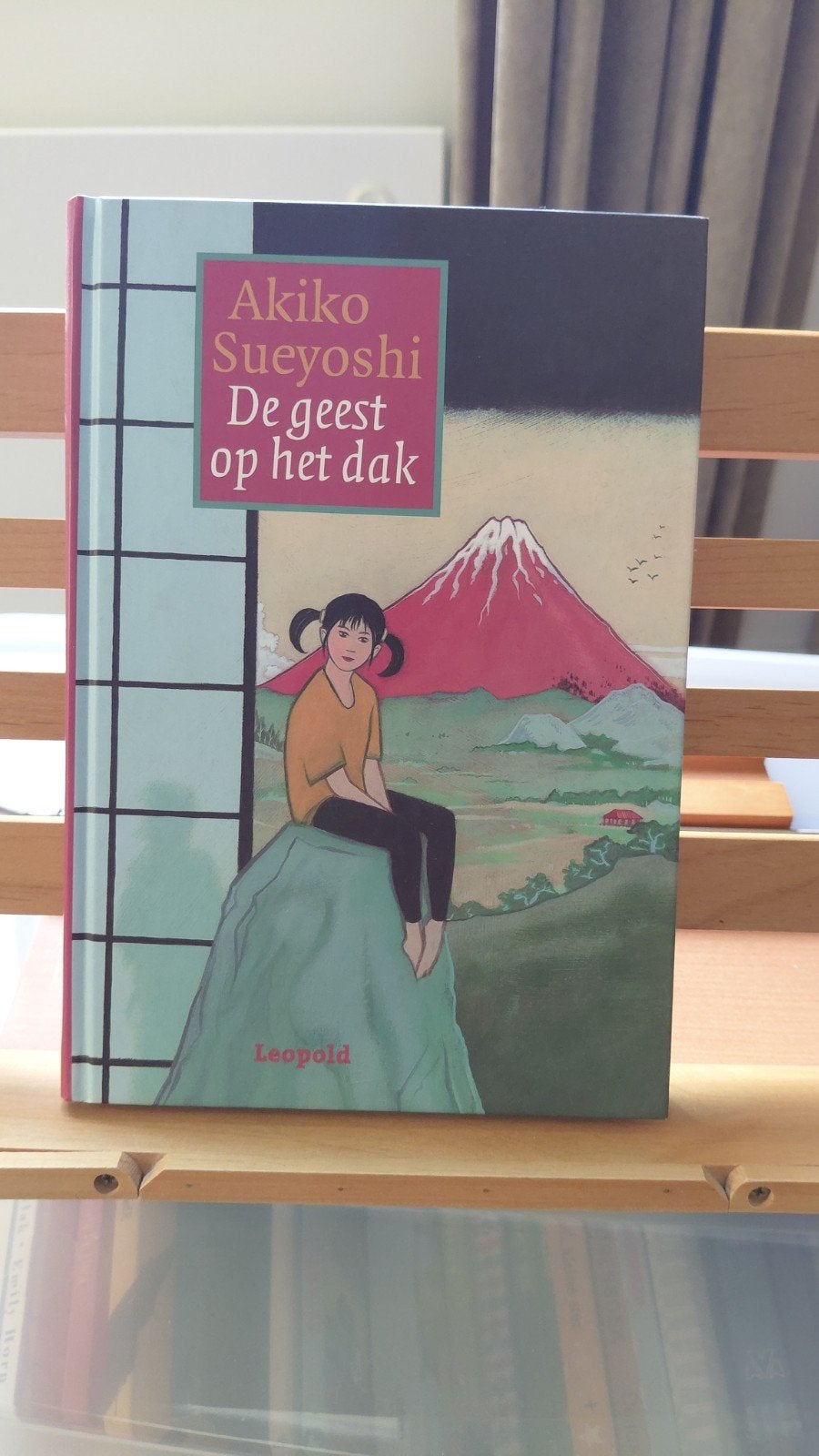 Akiko Sueyoshi - De geest op het dak (Zo goed als nieuw), Ophalen of Verzenden, Zo goed als nieuw, Akiko Sueyoshi, Sprookjes