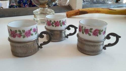 vintage 3 Porseleinen ESPRESSO mokjes <> in TINNEN Houdertje, Antiek en Kunst, Antiek | Tin, Ophalen of Verzenden