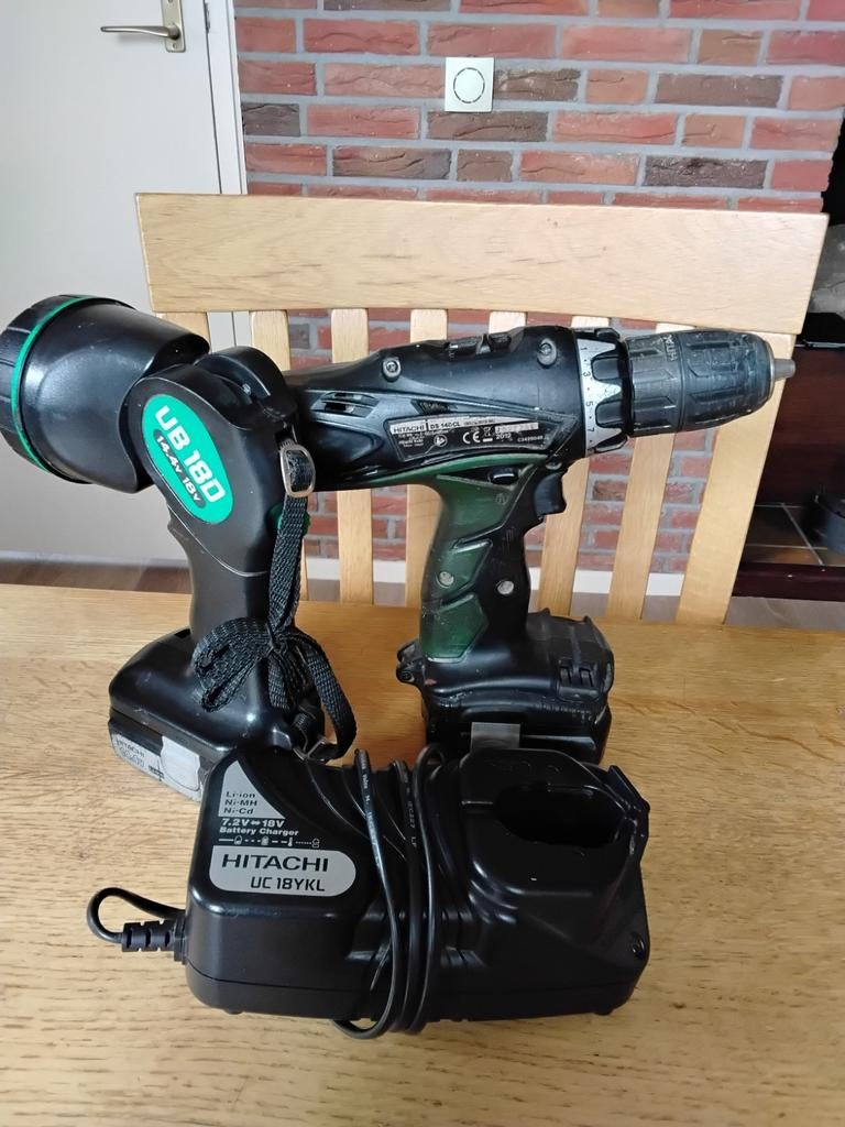 Boormachine Hitachi 14 volt en lamp, Doe-het-zelf en Verbouw, Gereedschap | Boormachines, Ophalen, Boormachine