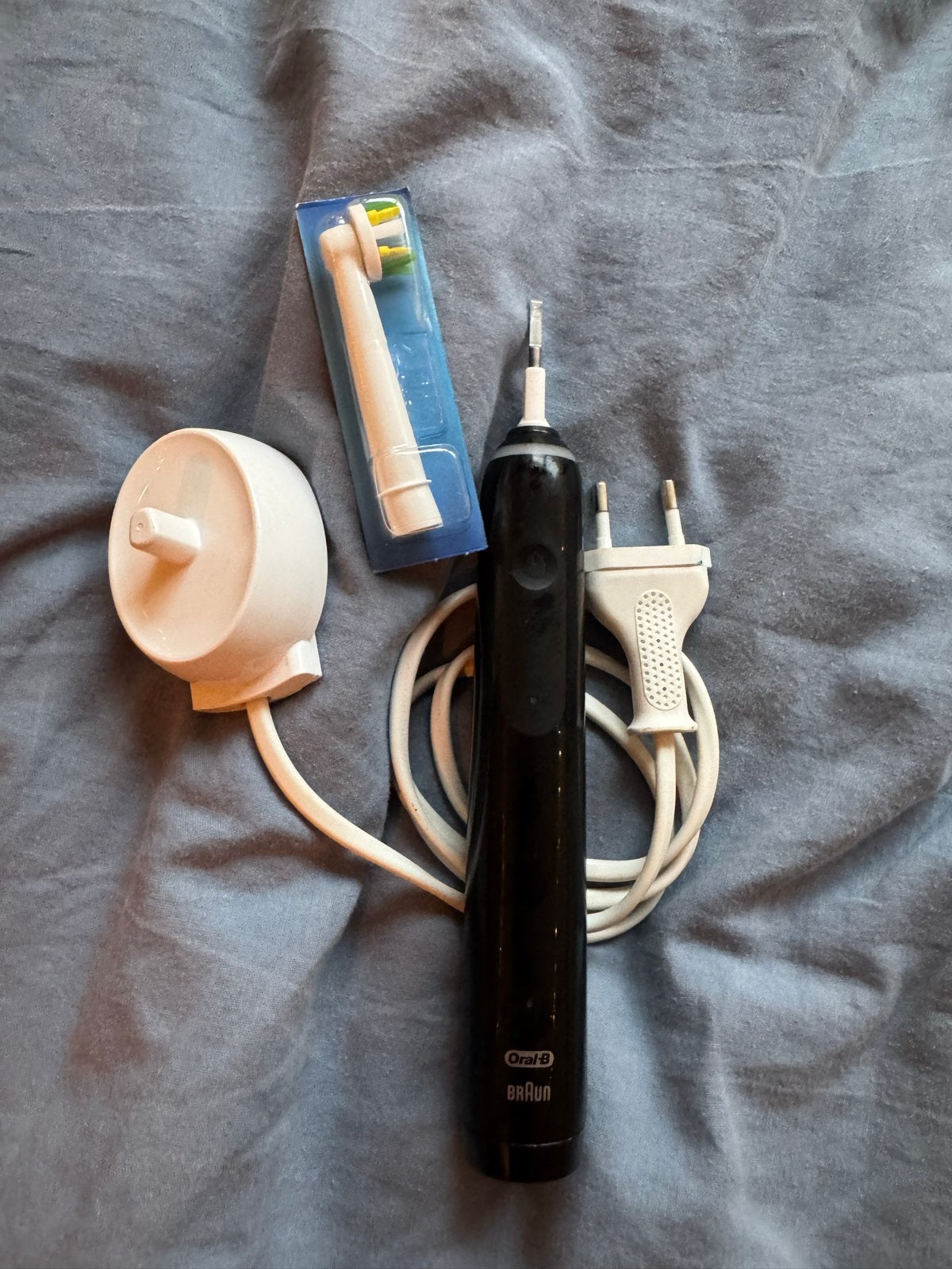 Oral B Pro 3 elektrische tandenborstel met oplader, Ophalen of Verzenden, Zo goed als nieuw, Mondverzorging