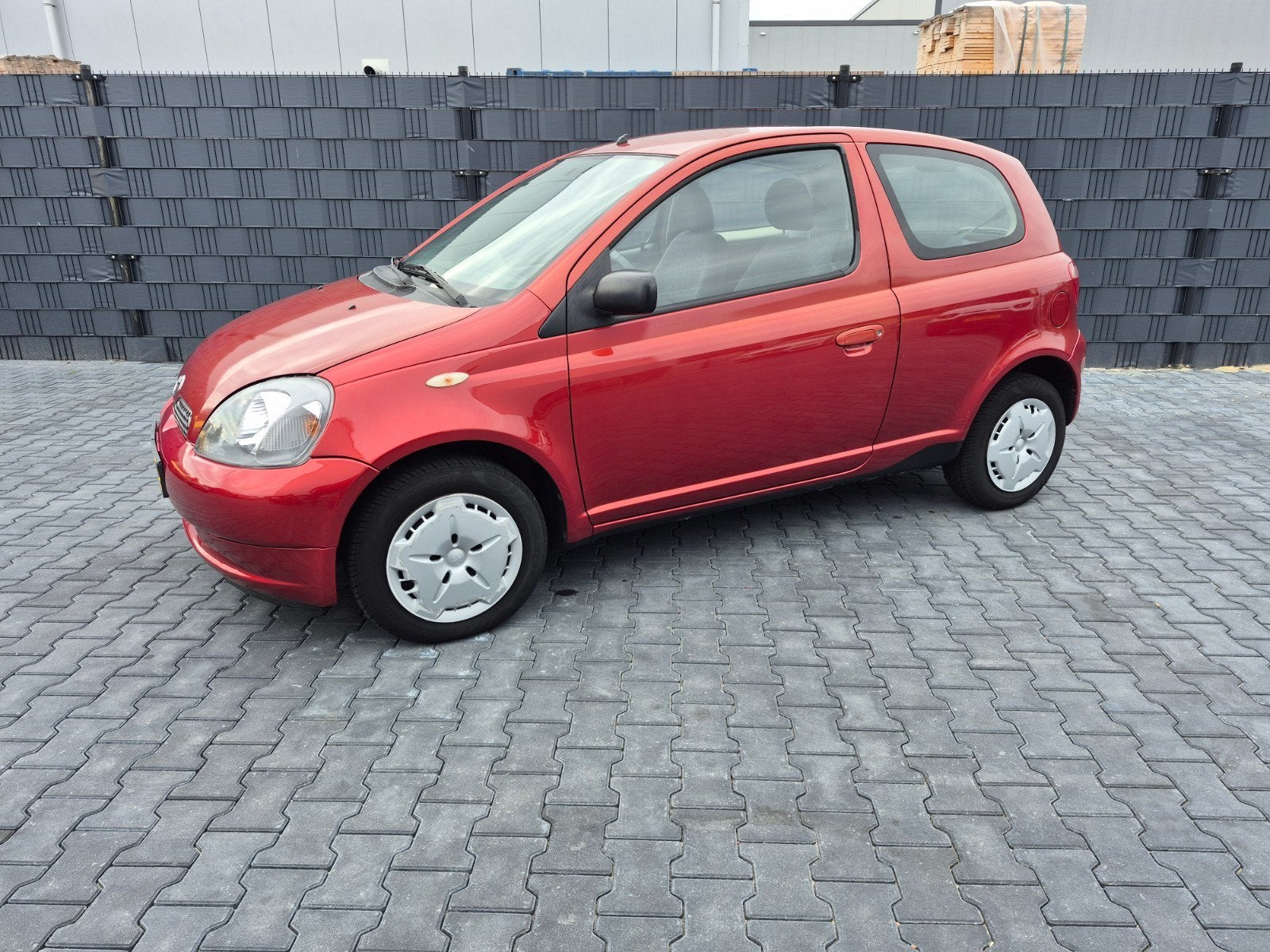 Toyota Yaris 1.3 16V 3DR Linea Luna 2001 Rood, Auto's, Toyota, Voorwielaandrijving, 1299 cc, 31 €/maand, 4 cilinders