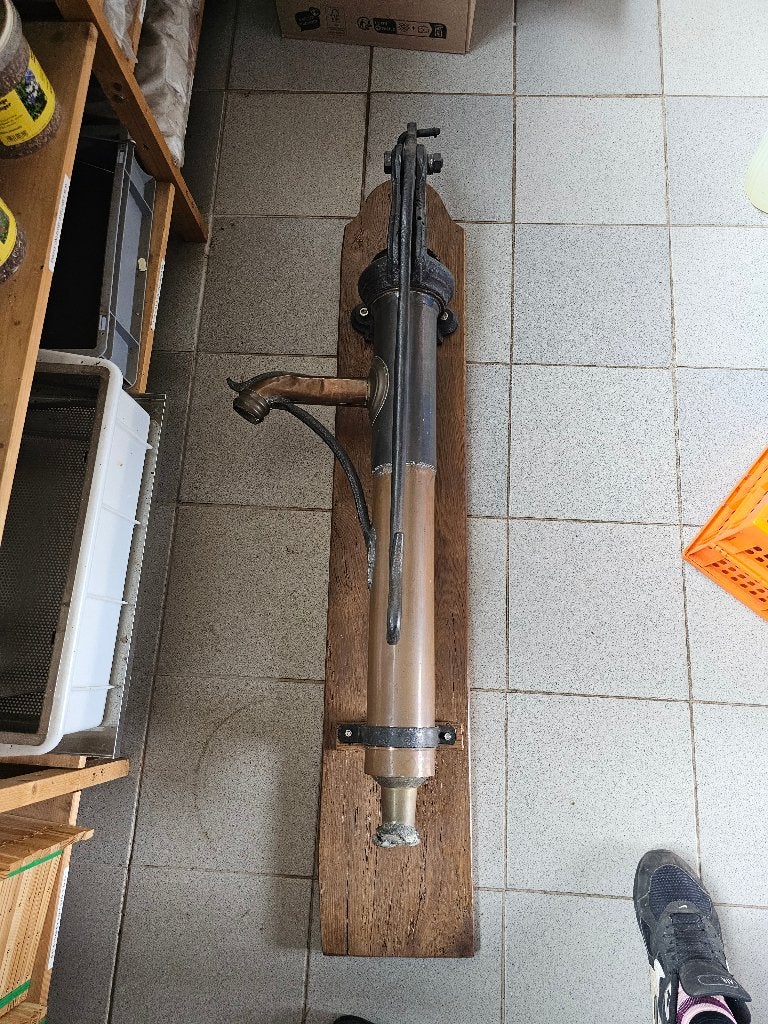 Oude koperen pomp, Ophalen, Koper