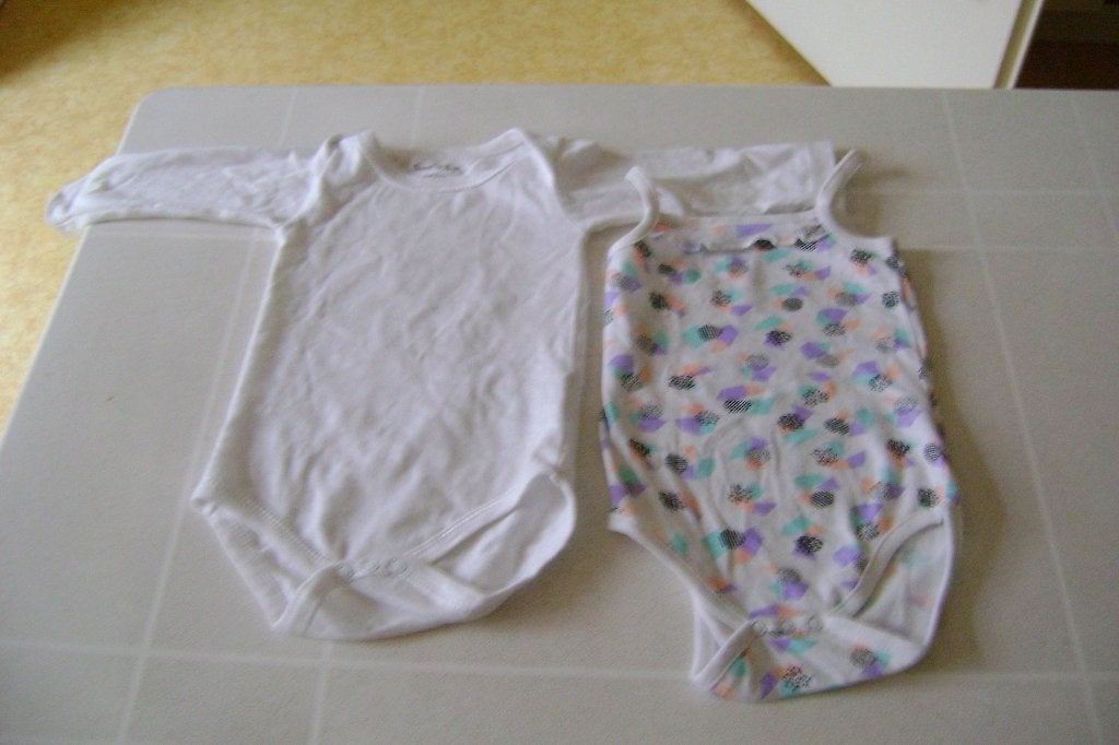 2 rompertjes maat 50/56 wit met lange mouw en lila wit, Ophalen of Verzenden, Zo goed als nieuw, Jongetje of Meisje, Nacht- of Onderkleding