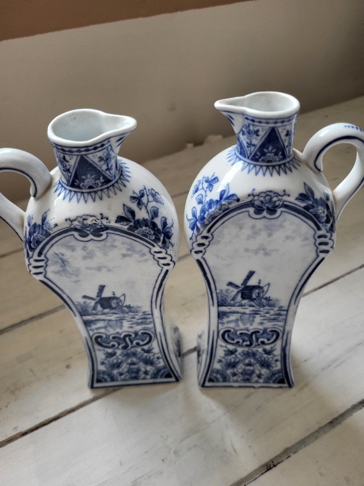 2 oude schenkkannen blauw/wit, Antiek en Kunst, Antiek | Vazen, Ophalen of Verzenden