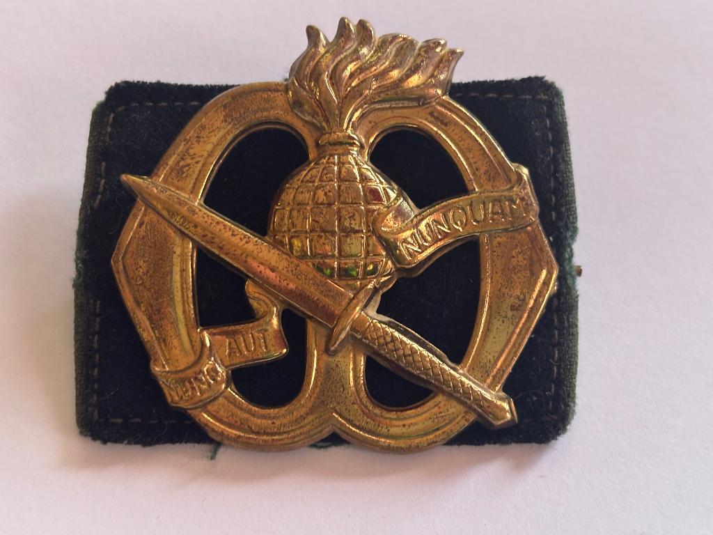 oud KCT Baret embleem met split pin sluiting no 2, Verzenden, Landmacht, Nederland, Kleding of Schoenen