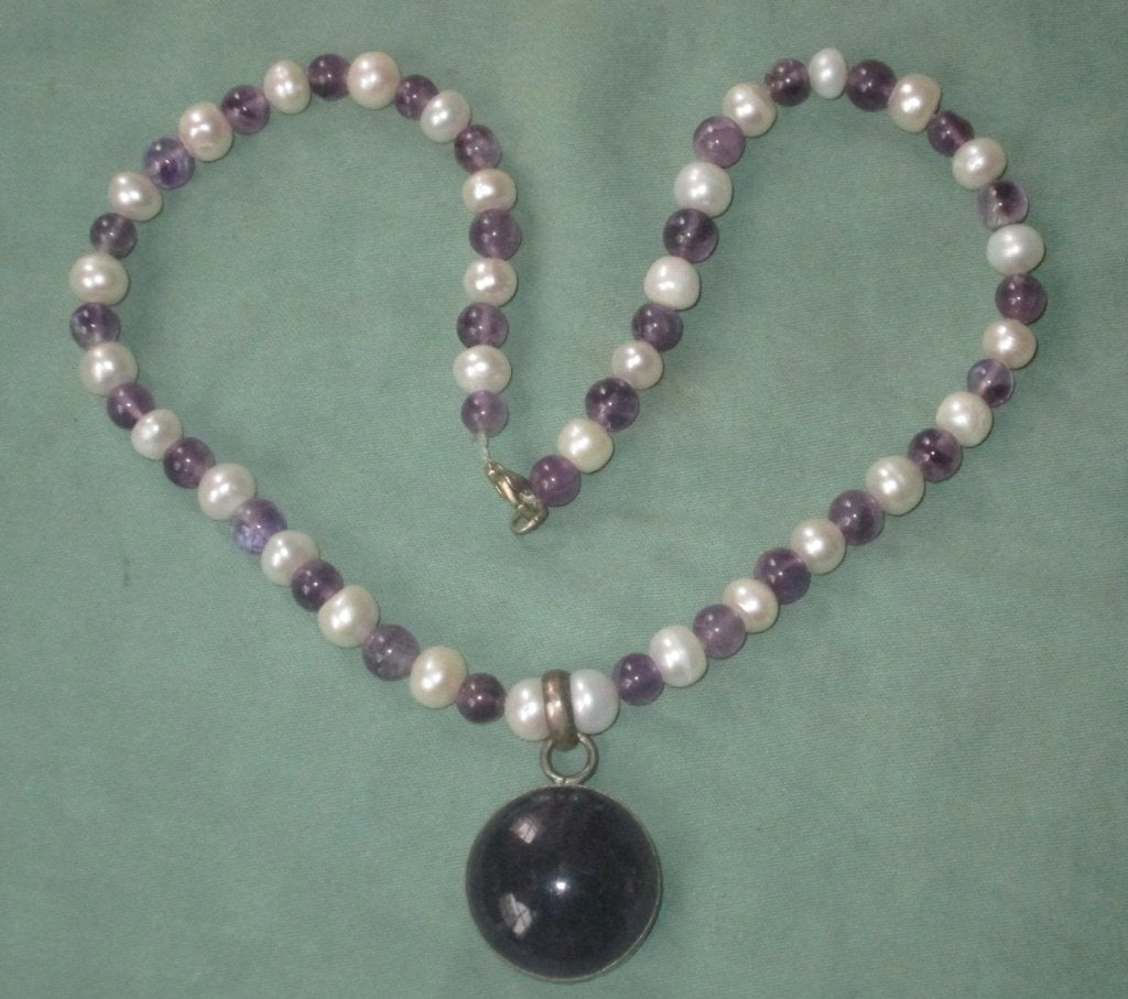 Ketting met amethist en zoetwaterparel en zilveren hanger, Paars, Ophalen of Verzenden, Zo goed als nieuw, Met edelsteen