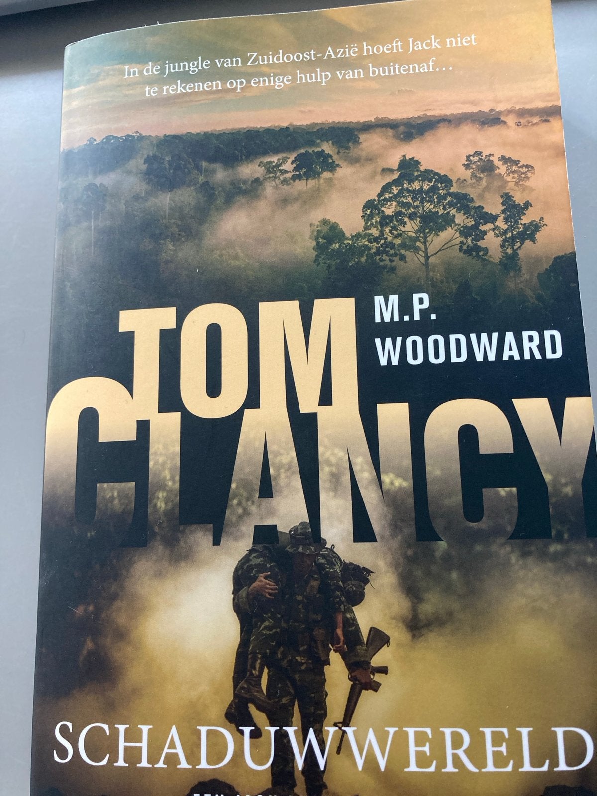 Tom Clancy's Schaduwwereld - M.P. Woodward, Boeken, Romans, Ophalen of Verzenden, Zo goed als nieuw, Nederland