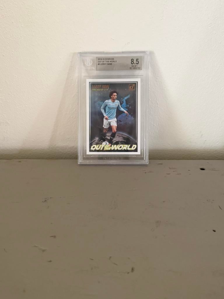 Leroy Sané 2018-19 Donruss Out of This World Graded 8.5, Ophalen of Verzenden, Zo goed als nieuw